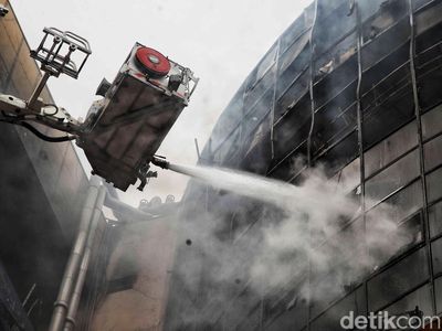 Kebakaran Glodok Plaza Sudah Dikuasai, Damkar Lakukan Pendinginan