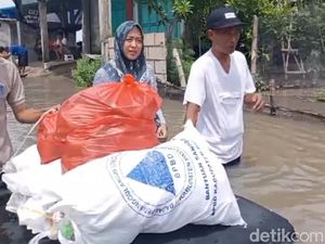 Dapur Umum Didirikan Suplai Nasi Bungkus Warga Terdampak Banjir Pasuruan Dapur Umum Didirikan Suplai Nasi Bungkus Warga Terdampak Banjir Pasuruan