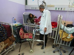 Dedikasi Dokter Palestina, Rawat Pasien Meski Kehilangan Satu Kaki Dedikasi Dokter Palestina, Rawat Pasien Meski Kehilangan Satu Kaki