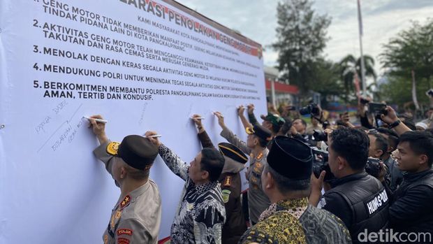 Deklarasi penolakan eksistensi geng motor dipimpin oleh Kapolda Babel Irjen Hendro Pandowo di Alun-Alun Taman Merdeka (ATM) Pangkalpinang.