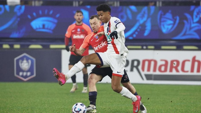 CLERMONT-FERRAND, FRANCE - JANUARY 15: Senny Mayulu of Paris Saint-Germain in action during the French Cup - round of 32 match between Espaly FC and Paris Saint-Germain at Stade Marcel Michelin on January 15, 2025 in Clermont-Ferrand, France.  (Photo by Xavier Laine/Getty Images)