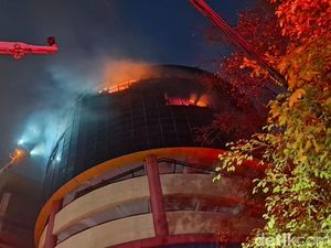 Kronologi Kebakaran Berjam-jam di Glodok Plaza, 9 Orang Sempat Terjebak