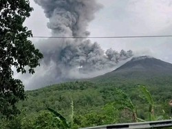 Gunung Lewotobi Laki-laki Meletus 4 Kali Sore Ini, 6.108 Warga Masih Mengungsi