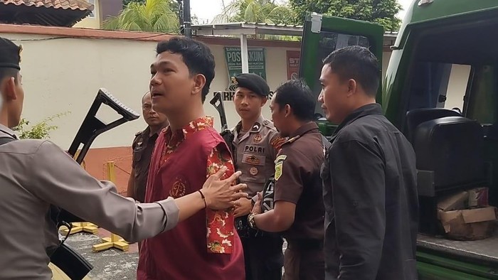 I Wayan Agus Suartama, lelaki difabel terduga pelaku pemerkosaan terhadap mahasiswi hadir di PN Mataram, NTB, untuk menjalani sidang perdana, Kamis (16/1/2025). (Edi Suryansyah/detikBali) I Wayan Agus Suartama, lelaki difabel terduga pelaku pemerkosaan terhadap mahasiswi hadir di PN Mataram, NTB, untuk menjalani sidang perdana, Kamis (16/1/2025). (Edi Suryansyah/detikBali)