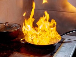 Jangan Asal Siram Air! Begini Cara Ampuh Atasi Kebakaran Kecil di Dapur