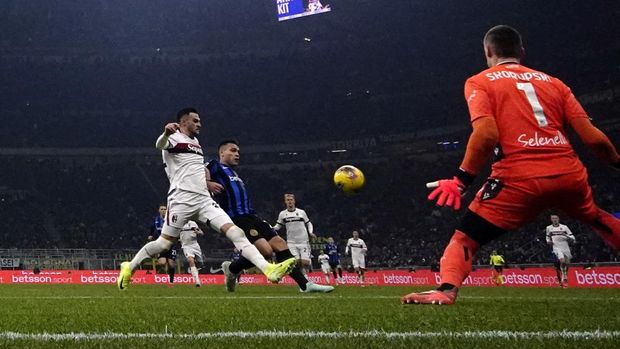 Soccer Football - Serie A - Inter Milan v Bologna - San Siro, Milan, Italy - January 15, 2025 Inter Milan's Lautaro Martinez scores their second goal REUTERS/Alessandro Garofalo