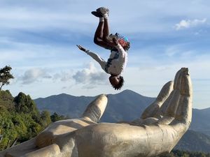 IShowSpeed Bikin Heboh Usai Backflip di Patung Tangan Tuhan IShowSpeed Bikin Heboh Usai Backflip di Patung Tangan Tuhan