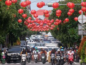 Jelang Imlek, Sepanjang Jalan di Denpasar Berhias Lampion