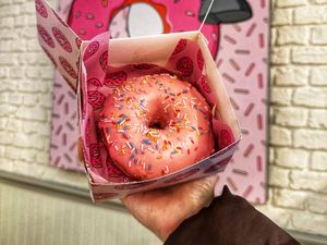 Di Kafe Tema The Simpsons Ada Menu Donat Favorit Homer
