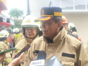 Damkar Mulai Proses Pendinginan Kebakaran Glodok Plaza