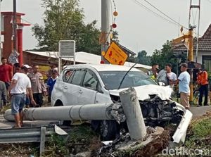 Brakk! Innova Terbang Tabrak Tiang di Perlintasan KA Pakis Klaten Brakk! Innova Terbang Tabrak Tiang di Perlintasan KA Pakis Klaten