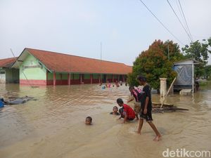 Banjir Rendam Sekolah di Cirebon, 232 Siswa Terpaksa Diliburkan Banjir Rendam Sekolah di Cirebon, 232 Siswa Terpaksa Diliburkan