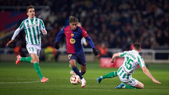 BARCELONA, SPAIN - JANUARY 15: Lamine Yamal of FC Barcelona runs with the ball during the Copa del Rey Round of 16 match between FC Barcelona and Real Betis at Estadi Olimpic Lluis Companys on January 15, 2025 in Barcelona, Spain. (Photo by Quality Sport Images/Getty Images)