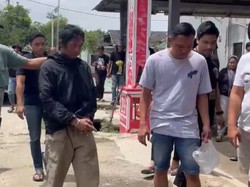 Momen Nanang Gimbal Diborgol Tunjukkan Pisau untuk Tikam Sandy Permana