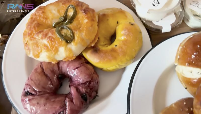 Nagita Slavina Makan Bagel di Seoul, Kehalalannya Dipertanyakan