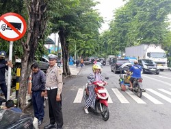 Polisi-Dishub Pasang Rambu Larangan Truk dan Bus Masuk Pusat Kota Pasuruan