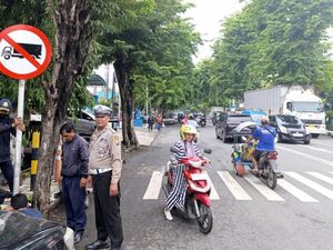 Polisi-Dishub Pasang Rambu Larangan Truk dan Bus Masuk Pusat Kota Pasuruan Polisi-Dishub Pasang Rambu Larangan Truk dan Bus Masuk Pusat Kota Pasuruan
