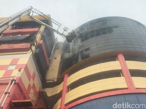 Penampakan Glodok Plaza yang Terbakar: Kaca Pecah-Asap Hitam Mengepul