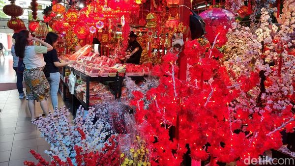 Geliat Penjualan Pernak-pernik Imlek di Pasar Atom Surabaya