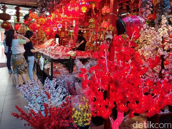Geliat Penjualan Pernak-pernik Imlek di Pasar Atom Surabaya
