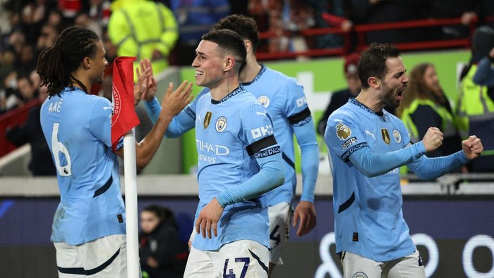 Soccer Football - Premier League - Brentford v Manchester City - GTech Community Stadium, London, Britain - January 14, 2025 Manchester Citys Phil Foden celebrates scoring their second goal with Nathan Ake and Bernardo Silva REUTERS/Toby Melville EDITORIAL USE ONLY. NO USE WITH UNAUTHORIZED AUDIO, VIDEO, DATA, FIXTURE LISTS, CLUB/LEAGUE LOGOS OR LIVE SERVICES. ONLINE IN-MATCH USE LIMITED TO 120 IMAGES, NO VIDEO EMULATION. NO USE IN BETTING, GAMES OR SINGLE CLUB/LEAGUE/PLAYER PUBLICATIONS. PLEASE CONTACT YOUR ACCOUNT REPRESENTATIVE FOR FURTHER DETAILS..