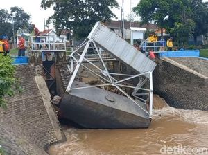 Pintu Air Dam Kelep di Kota Probolinggo Jebol Diterjang Banjir Pintu Air Dam Kelep di Kota Probolinggo Jebol Diterjang Banjir