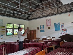 Plafon SD Oesapa Kupang Runtuh, Puluhan Siswa Berhamburan
