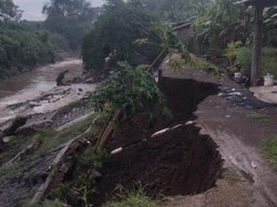 Plengsengan Sungai Kembeng Pasuruan Ambrol 60 Meter