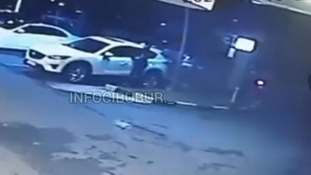 Rekaman CCTV aksi maling bobol mobil Yuki Kato di parkiran supermarket daerah Bogor (tangkapan layar video viral)