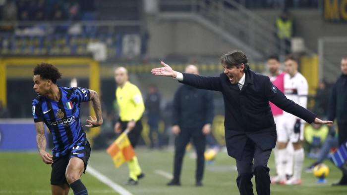 Soccer Football - Serie A - Inter Milan v Bologna - San Siro, Milan, Italy - January 15, 2025 Inter Milan coach Simone Inzaghi reacts as Inter Milans Tajon Buchanan is in action REUTERS/Alessandro Garofalo