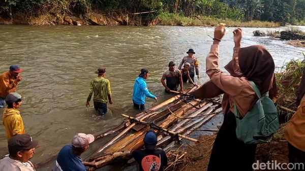 Potret Siswa di Jember Berangkat-Pulang Sekolah Naik Rakit