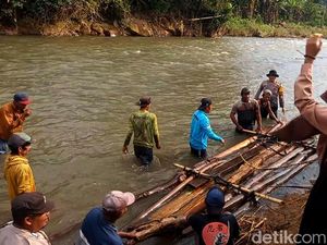 Potret Siswa di Jember Berangkat-Pulang Sekolah Naik Rakit Potret Siswa di Jember Berangkat-Pulang Sekolah Naik Rakit