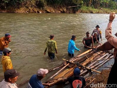 Potret Siswa di Jember Berangkat-Pulang Sekolah Naik Rakit