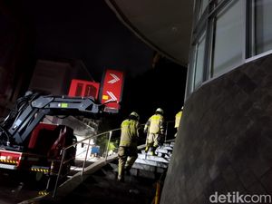 Petugas Kelelahan Saat Pendinginan di Glodok Plaza, Damkar Kerahkan Pengganti