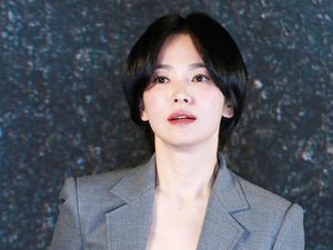 Song Hye Kyo Tampil dengan Rambut Bondol, Disebut Awet Muda Bak Remaja Song Hye Kyo Tampil dengan Rambut Bondol, Disebut Awet Muda Bak Remaja