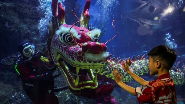 Tarian Naga Bawah Laut Meriahkan Sambut Imlek di Bangkok