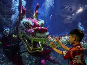 Tarian Naga Bawah Laut Meriahkan Sambut Imlek di Bangkok Tarian Naga Bawah Laut Meriahkan Sambut Imlek di Bangkok