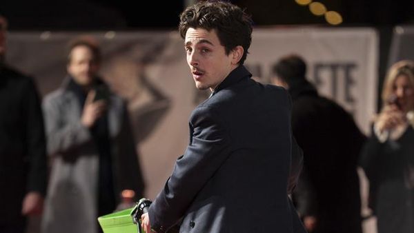 Foto: Gaya Timothee Chalemet Pakai Sepeda ke Karpet Merah, Berujung Didenda