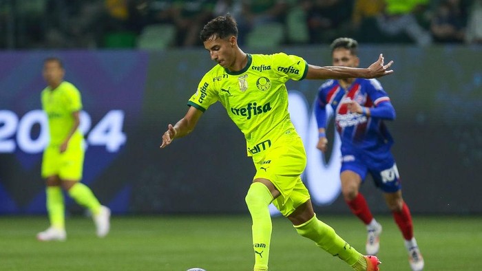 SAO PAULO, BRAZIL - JULY 7: Vitor Reis of Palmeiras runs with the ball during the match between Palmeiras and Bahia at Allianz Parque on July 7, 2024 in Sao Paulo, Brazil. (Photo by Ricardo Moreira/Getty Images)