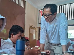 Wamenperin Tinjau Makan Bergizi Gratis di Pulogebang, Menu Olahan Telur