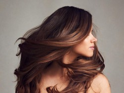 7 Warna Rambut untuk Kulit Sawo Matang yang Tren 2025