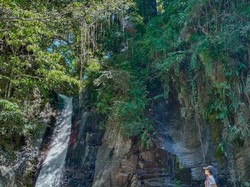 Air Terjun Ini Sangat Keramat tapi juga Begitu Menawan