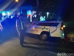 Pulang Antar Pasien, Ambulans Tabrak Motor Hingga Terguling di Bojonegoro