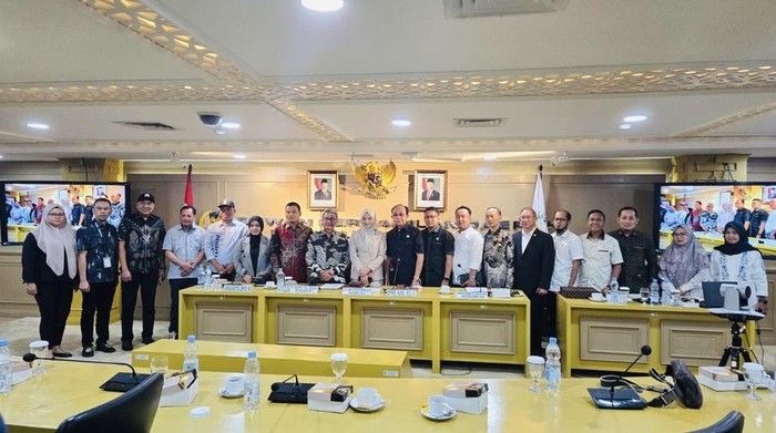 Anggota DPRD Bone beserta kepala desa mengunjungi Kantor DPD-RI mendesak pencabutan moratorium untuk pemekaran Bone Selatan.