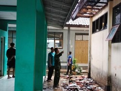 Saat Amukan Petir Bikin 3 Ruang Kelas di Ciamis Hancur