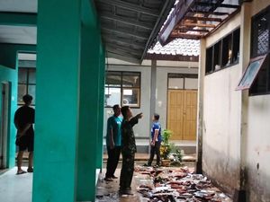 Saat Amukan Petir Bikin 3 Ruang Kelas di Ciamis Hancur Saat Amukan Petir Bikin 3 Ruang Kelas di Ciamis Hancur