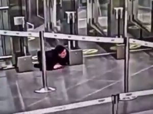Nyaris Jadi Penumpang Gelap, Perempuan Ini Masuk Bandara dan Pesawat Nyaris Jadi Penumpang Gelap, Perempuan Ini Masuk Bandara dan Pesawat