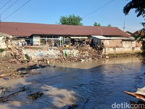 Bangli di Sempadan Sungai Gembong Pasuruan Hambat Normalisasi