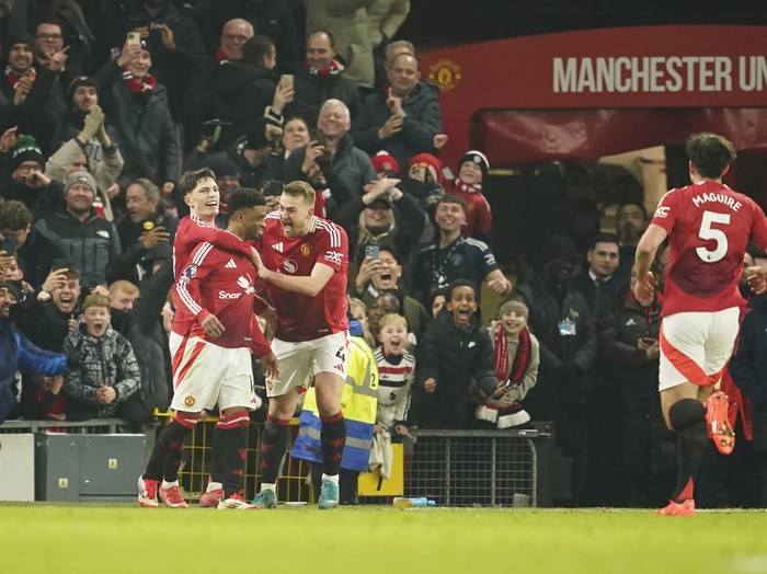 Manchester Uniteds Amad Diallo, second from left, celebrates with teammates after scoring his sides third goal during the English Premier League soccer match between Manchester United and Southampton at the Old Trafford stadium in Manchester, England, Thursday, Jan. 16, 2025. (AP Photo/Dave Thompson)