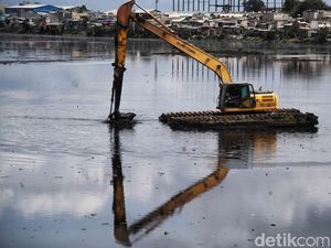 Cegah Banjir, Lumpur di Waduk Pluit Dikeruk Cegah Banjir, Lumpur di Waduk Pluit Dikeruk
